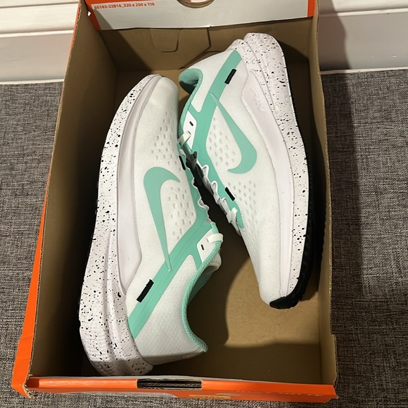 Nike Air Winflo 10 FN7106-100 Womens White/Emerald Rise Black Running Shoes Sz 6 - Picture 11 of 11